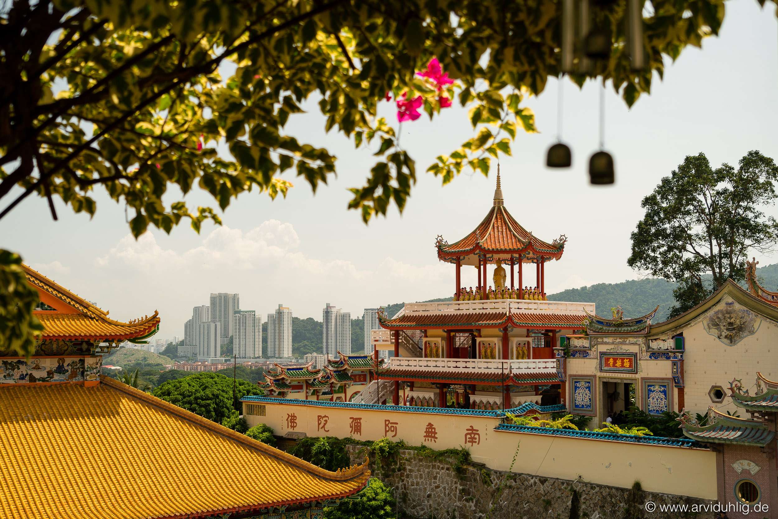 Der Kek Lok Si Tempel liegt etwas außer- und oberhalb der Stadt. Diese Lage beschert die Besucher und Bewohner mit einem grandiosen Panorama über Georgetown und Küste.