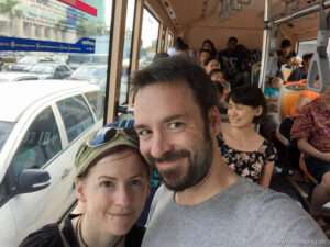 Bus auf Penang | Seht sie euch an, die zwei blassen Gesichter zwischen all den Einheimischen.
