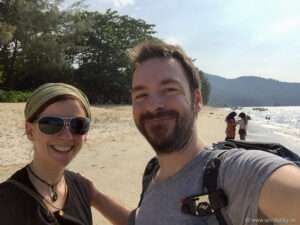 Strand auf Penang | Seht sie euch an, die zwei gestressten Gesichter voller Freude, endlich Strand gefunden zu haben.