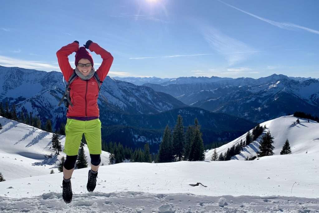 Dominique ist in den Bergen, springt in die Luft und freut sich am Moment – ohne zu überlegen, was andere vielleicht denken könnten