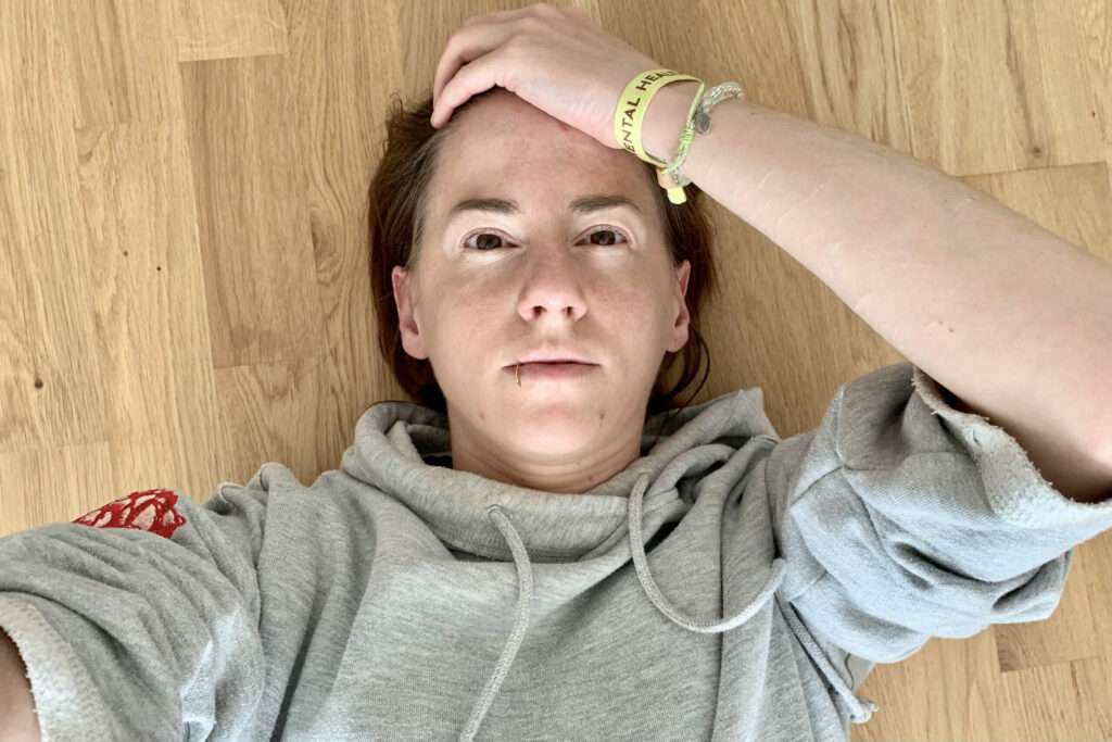 Ich liege auf dem Boden, fasse mir an den Kopf und blicke dem Stress in die Augen.